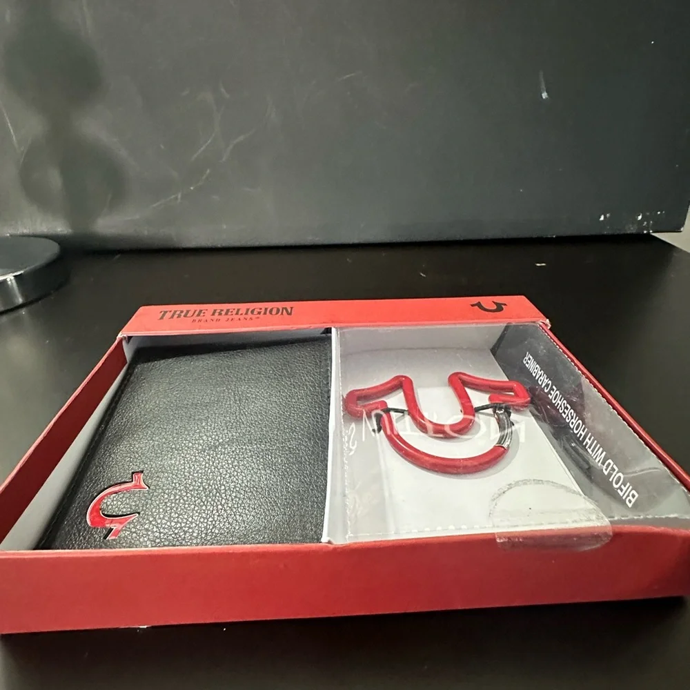🆕True Religion ALTRO Bifold Wallet W/Horseshoe Carabiner